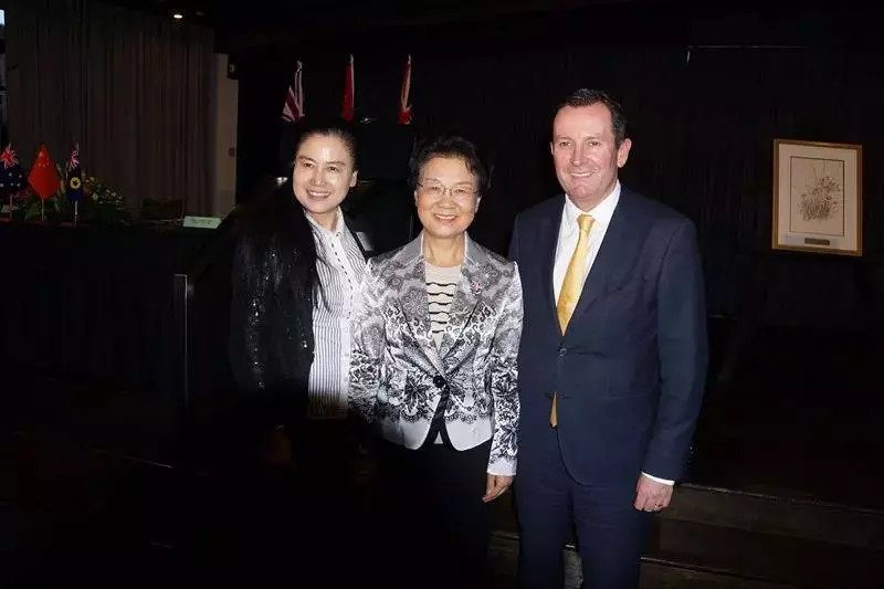省政協主席喬傳秀（中）、澳大利亞西澳州州長Mark McGowan（右）與陶曉鶯董事長（左）在經貿交流會上親切交流.jpg